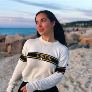 💥 SOLD 💥 🎀✨ Brandy Melville BOSTON Knit Sweater with Black and Gold Stripes